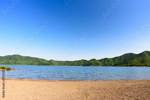 Fototapeta Naklejka Na Ścianę i Meble -  青空と湖と山の景色