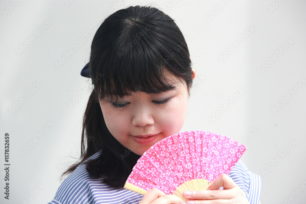 扇子を持つ女の子｜日本人モデル｜顔アップ Stock Photo Adobe Stock