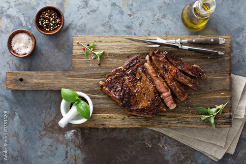 Foto Ribeye steak on a cutting board top view