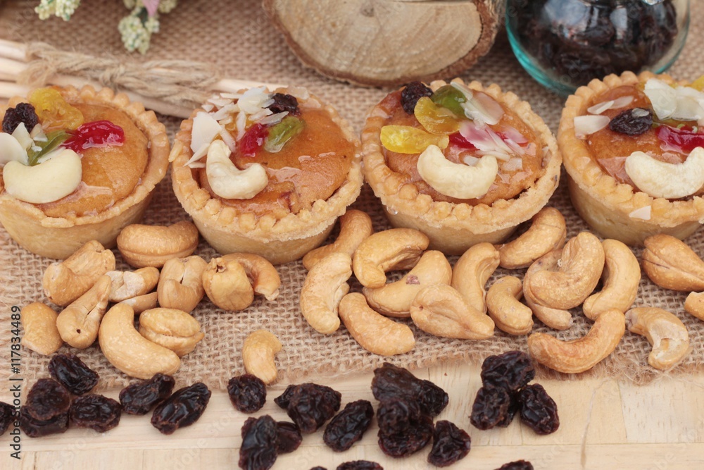 Mini almond nuts,fruit tart is delicious. Mini almond nuts,fruit tart is delicious.