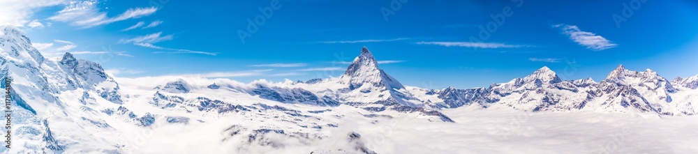 Fototapeta premium Widok na panoramę gór Matterhorn i śniegu w Gornergrat, Szwajcaria