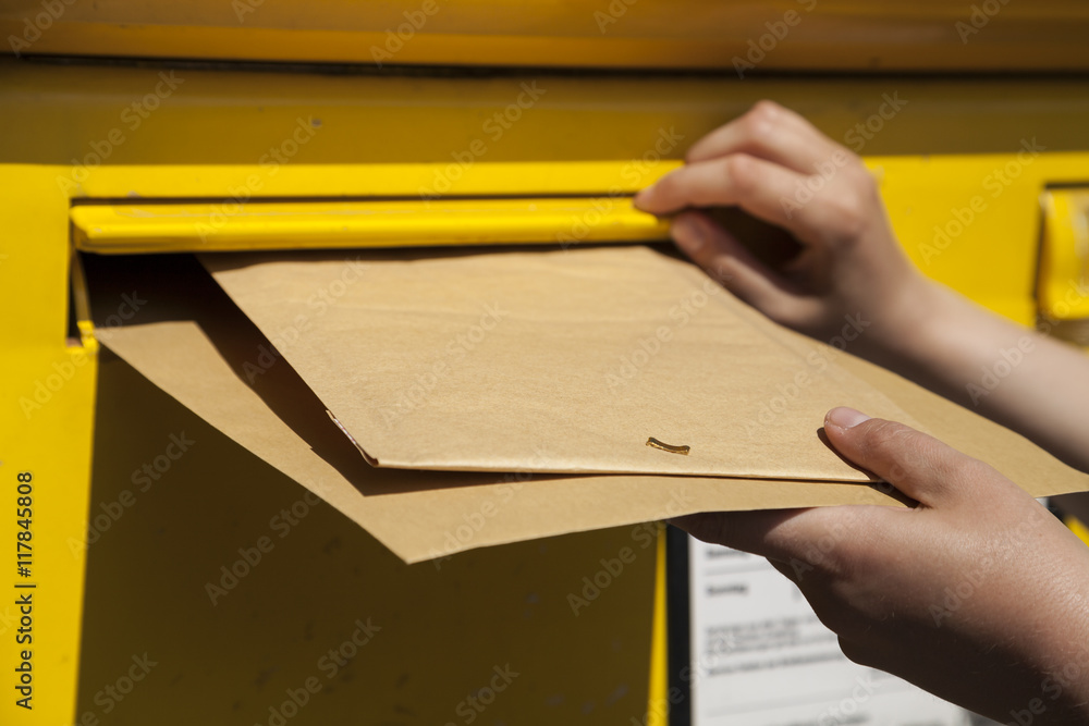Große Brief in Briefkasten einstecken Stock Photo | Adobe Stock