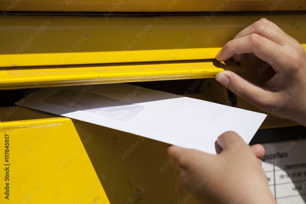 Brief in Briefkasten stecken Stock Photo | Adobe Stock