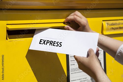 Express Brief in Briefkasten werfen