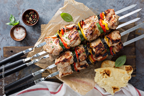 Foto Pork and vegetable kebabs