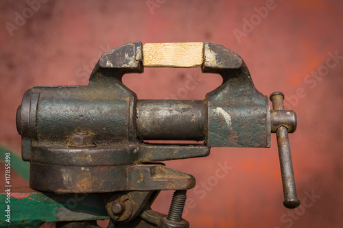 Konstfotografi Vice grip with piece of wooden desk