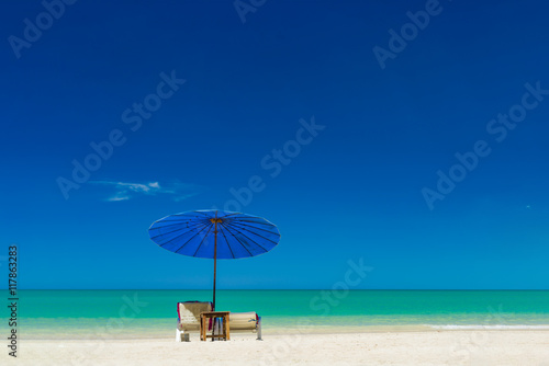 Fototapeta Naklejka Na Ścianę i Meble -  Umbrellas and sunbeds on the beach