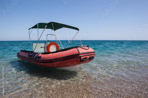 Motor boat on the beach © Czanner