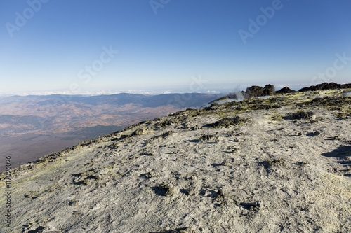 The sulfur grades brink of Etna craters