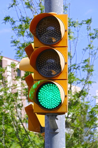 semasforos con transito de coches y señales en Barcelona
