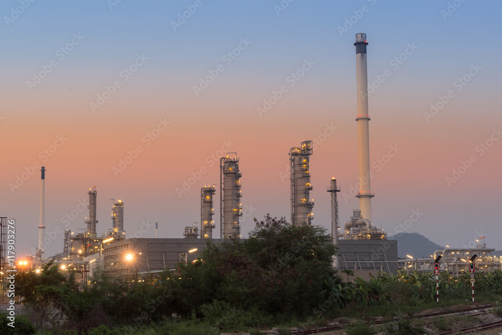 Obraz premium Oil refinery at twilight