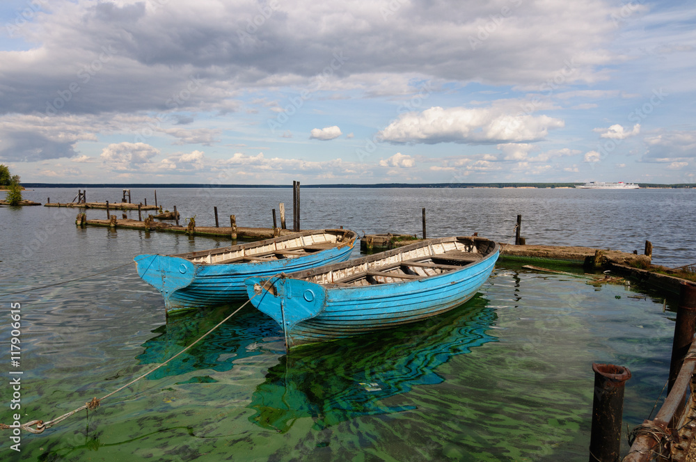 Две лодки на причале на берегу Горьковского водохранилища в летний день