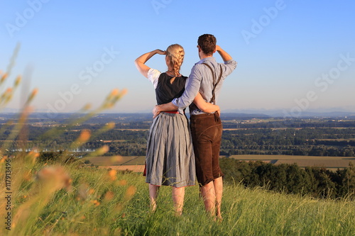 Paar in Tracht hält Ausschau in Natur photo