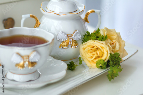 Чайный сервиз с чаем и цветами