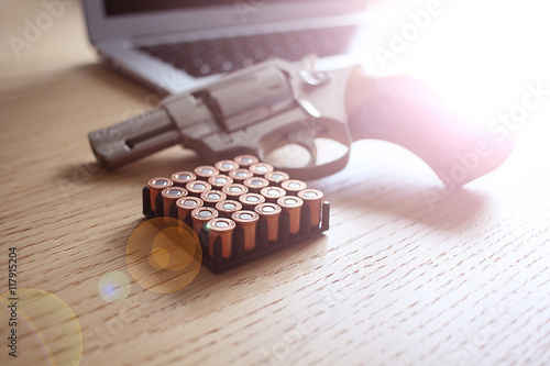 Revolver mit Munition online bestellen photo