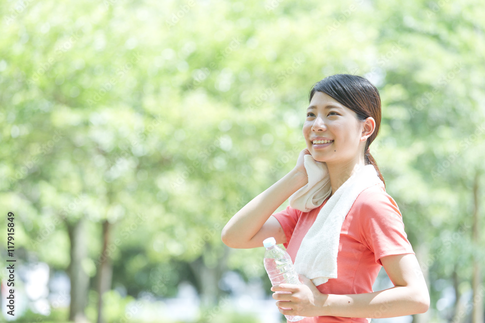 汗を拭く女性 汗を拭く女性