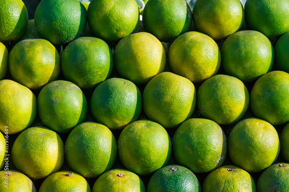 Many green oranges
