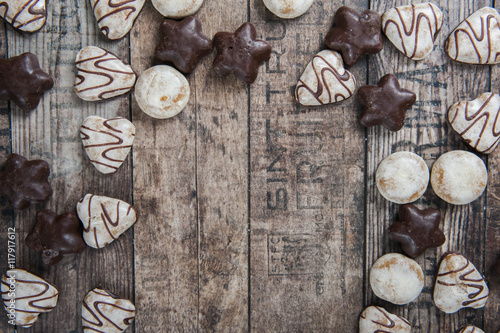 gingerbread different shapes on the boards 