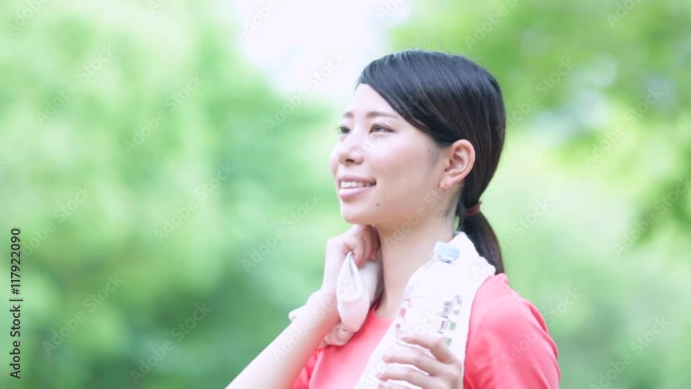 汗を拭く女性 汗を拭く女性