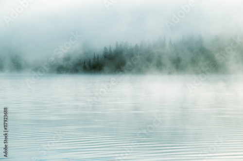 Ciężka mgła wczesnym rankiem na górskim jeziorze Wczesny poranek na jeziorze Yazevoe w górach Ałtaju, Kazachstan