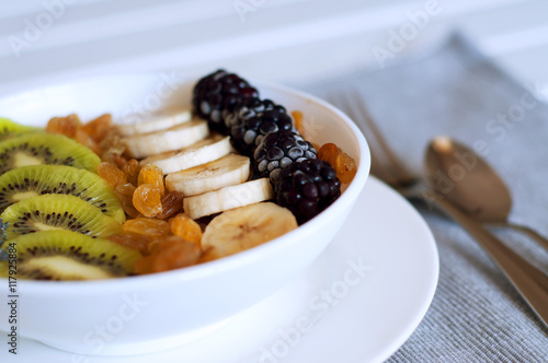 Kiwi banana dewberry raisin oatmeal smoothie bowl