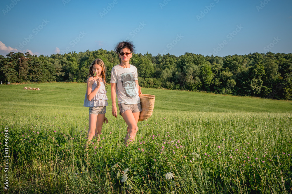 Fillette et femme en promenade dans la campagne du Parc Naturel Régional du Pilât Fillette et femme en promenade dans la campagne du Parc Naturel Régional du Pilât