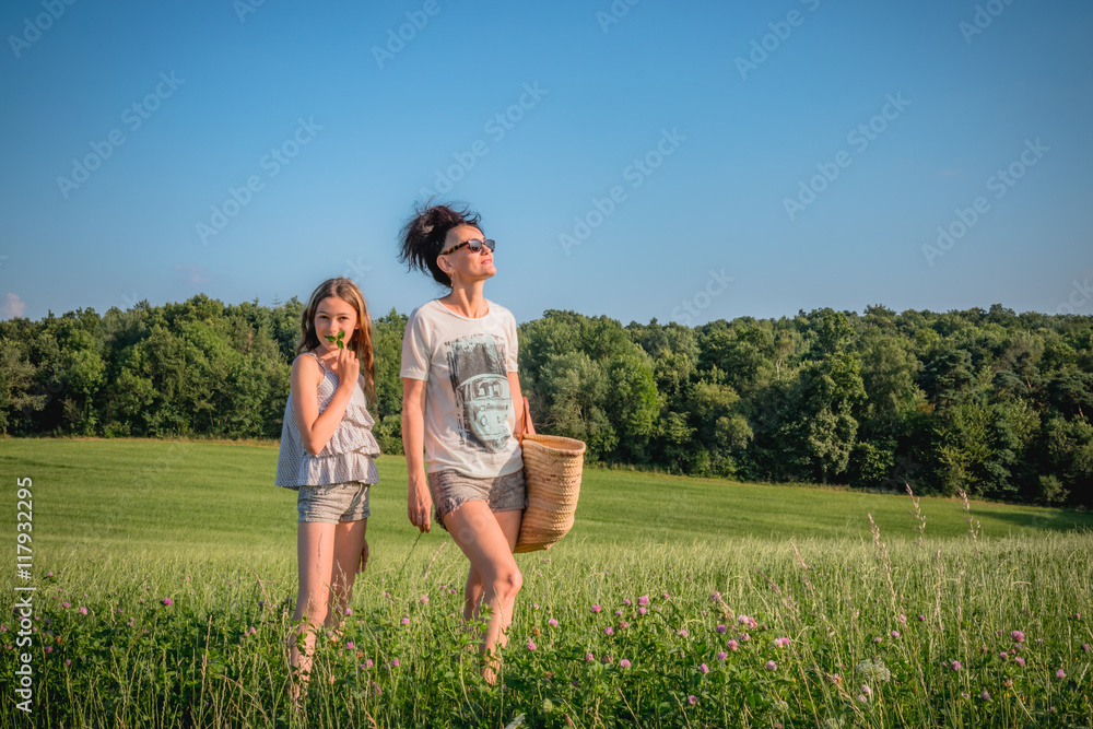 Fillette et femme en promenade dans la campagne du Parc Naturel Régional du Pilât Fillette et femme en promenade dans la campagne du Parc Naturel Régional du Pilât