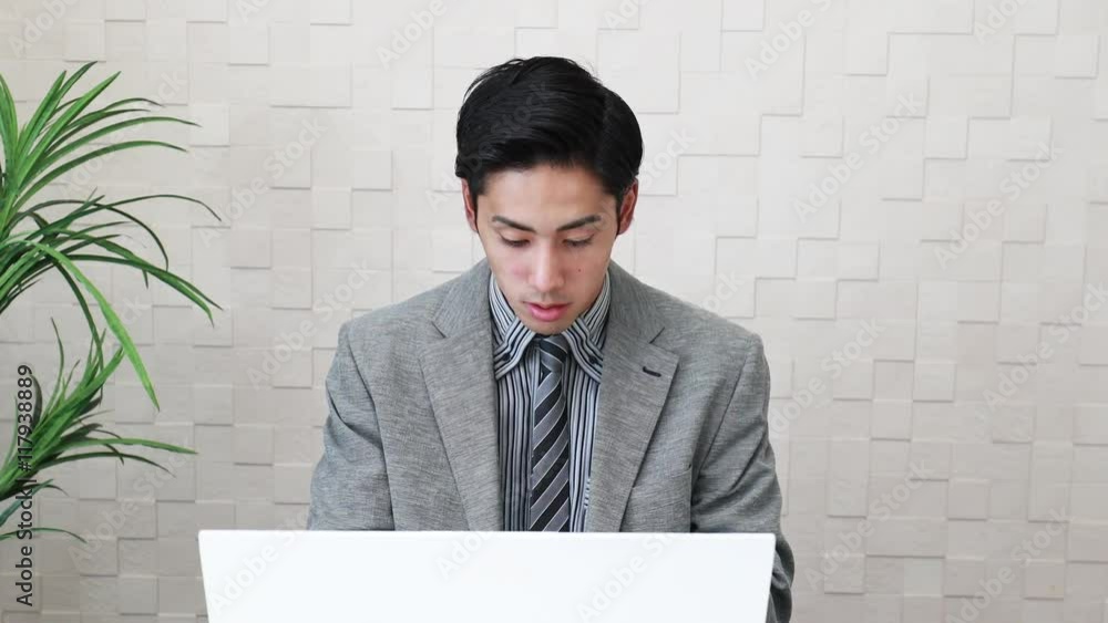 ガッツポーズのビジネスマン