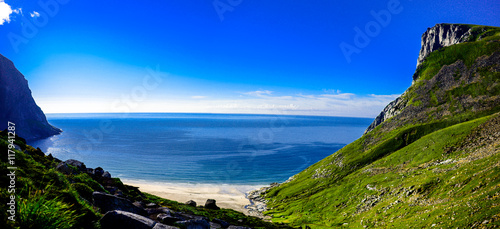 Walking on the beach Kvavlv...