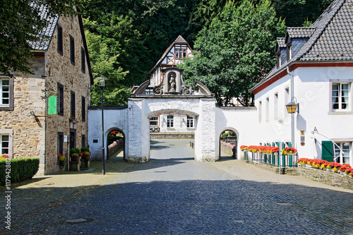 Alter Durchgang zum Klosterbezirk am Altenberger Dom photo