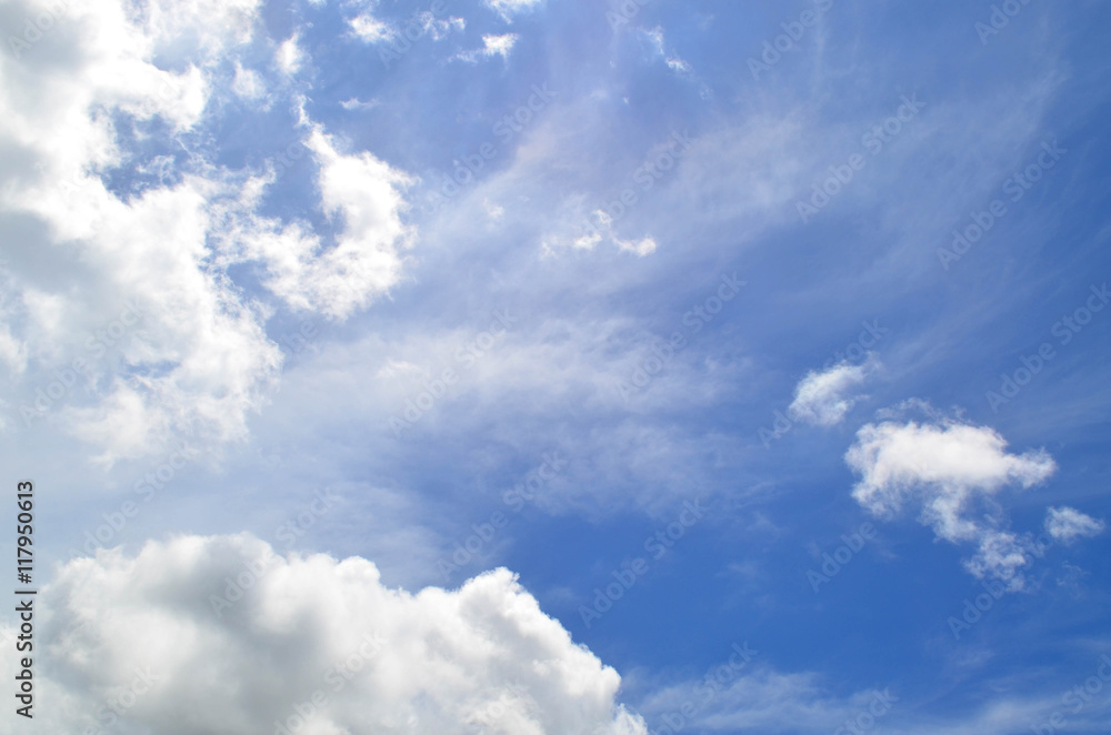 Obraz premium Blue sky with white fluffy clouds