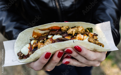 Photo Close up photo of a traditional Mexican taco with beef filling at a street food market