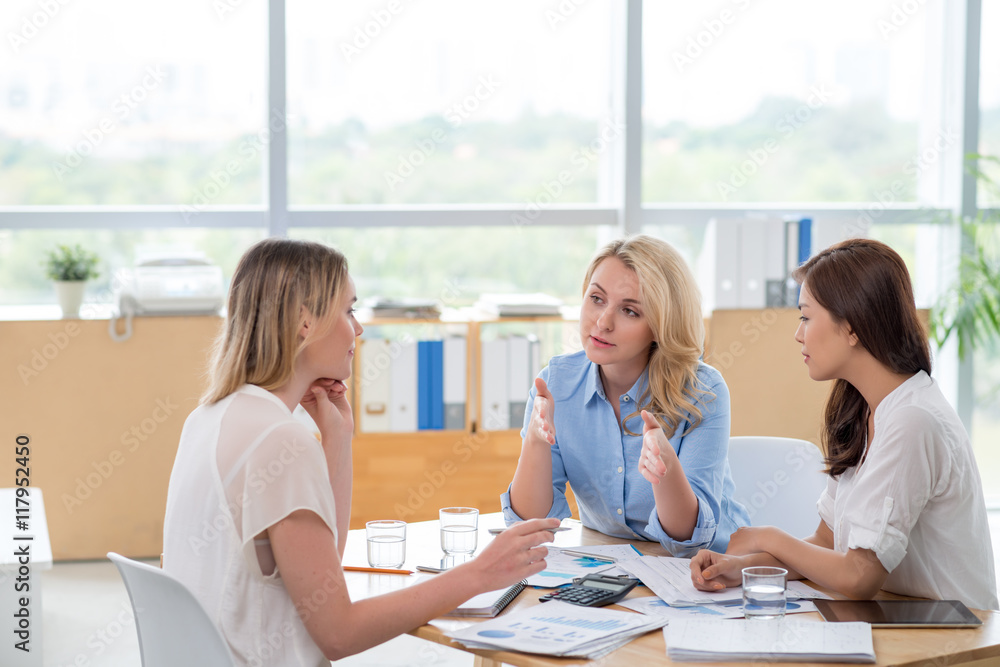 Fototapeta premium Business team discussing ideas at the table