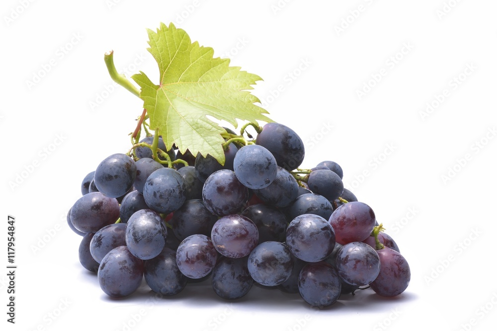 Fototapeta premium grapes bunch isolated on white background