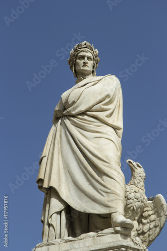 statue of dante alighieri in santa croce square
