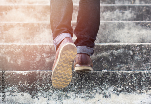 Fototapeta człowiek z niebieskimi geansami i butami sneakerowymi na schodach