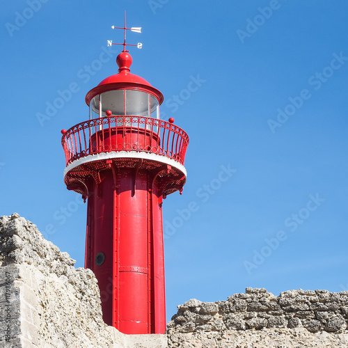 Nahaufnahme eines alten roten Leuchtturms in Figueira da Foz, Portugal photo