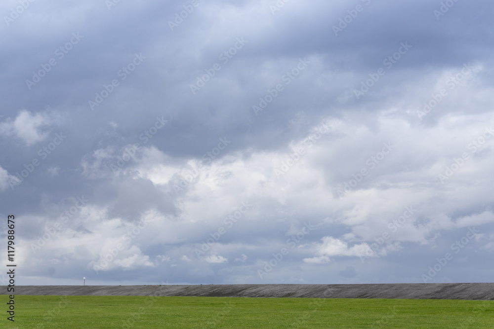 Dunkle Wolken über dem Deich, Norddeich, Ostfriesland, Niedersachsen, Deutschland Dunkle Wolken über dem Deich, Norddeich, Ostfriesland, Niedersachsen, Deutschland