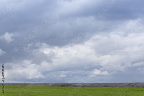 Dunkle Wolken über dem Deich, Norddeich, Ostfriesland, Niedersachsen, Deutschland