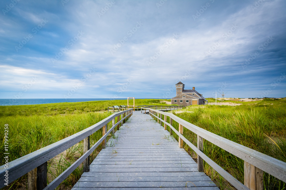 Obraz premium Boardwalk and the Old Harbor U.S. Life Saving Station, at Race P