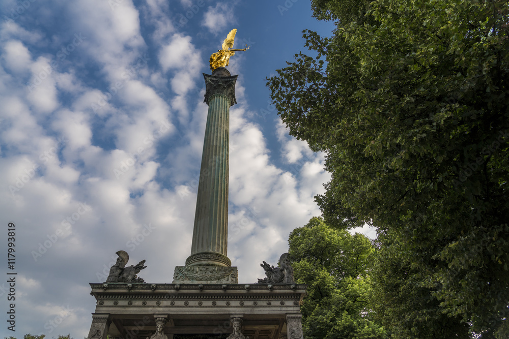 Friedensengel München auf Säulentempel von seitlich links