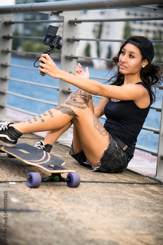 junge Vloggerin an der Spree in Berlin photo