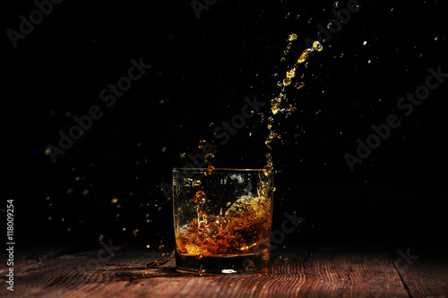 Fotografia cognac on the wooden table