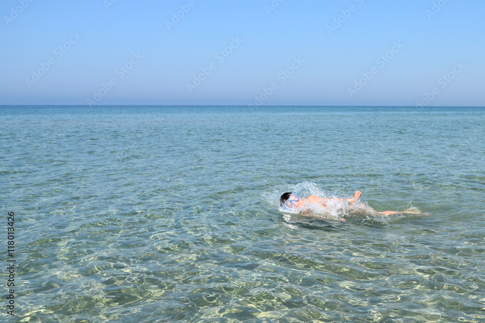 Naklejka premium a big splash in the sea of swimming baby