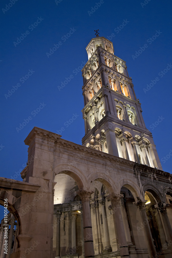 Φωτογραφία Bell Tower of church of St Domnius in roman palace of Diocletian in town of Spli