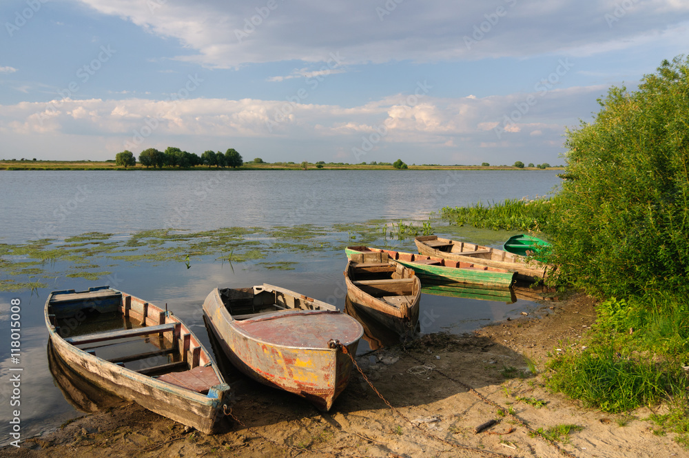 Старые затопленные лодки на берегу реки Оки в летний вечер