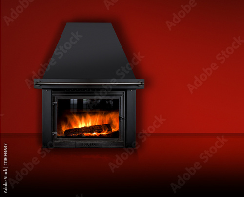 Kaminofen vor Rotem Hintergrund