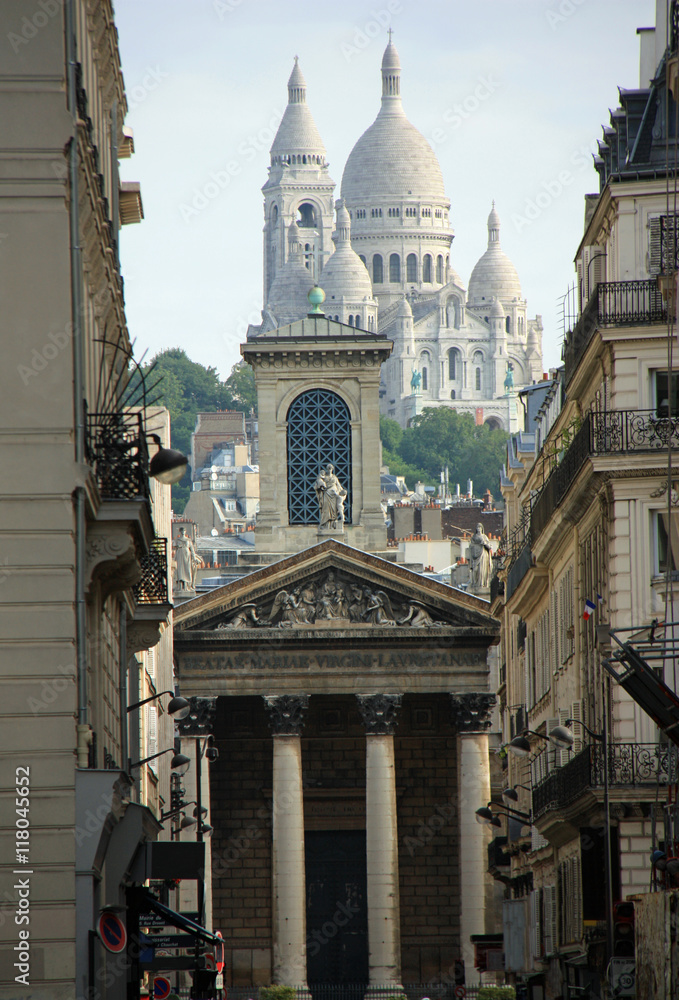 Fototapeta premium Façade à colonnes de Notre-Dame-de-Lorette et le Sacré-Coeur à paris, France