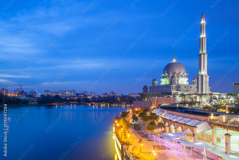 Obraz premium Putra Mosque, Putrajaya, Malaysia