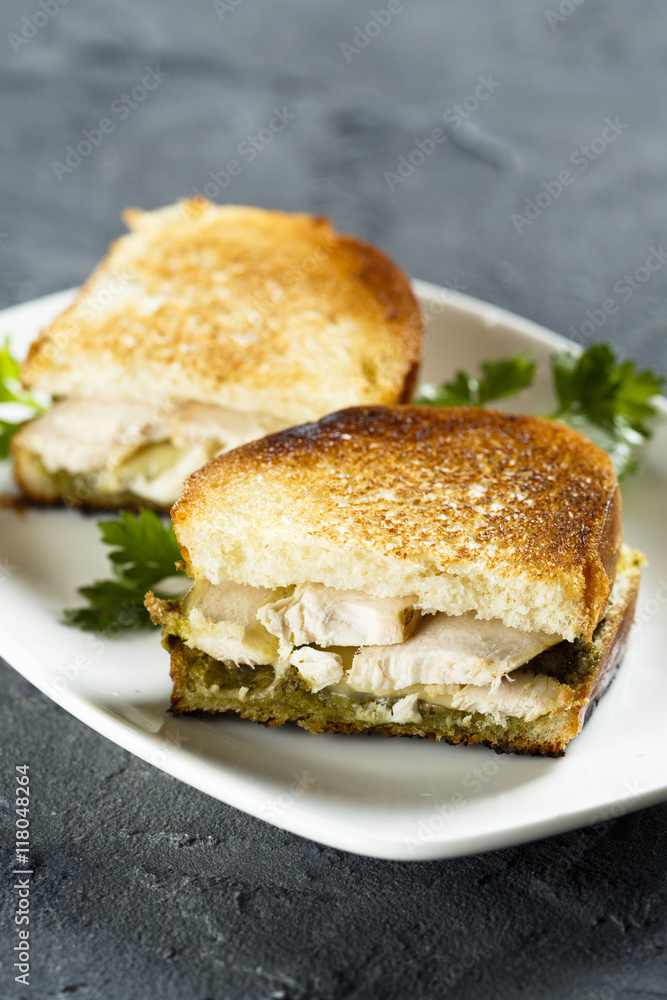 Toasts with chicken and pesto Toasts with chicken and pesto